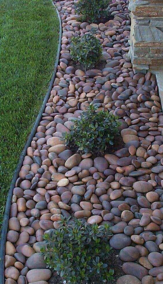  طراحی باغچه منزل با سنگ های رودخانه